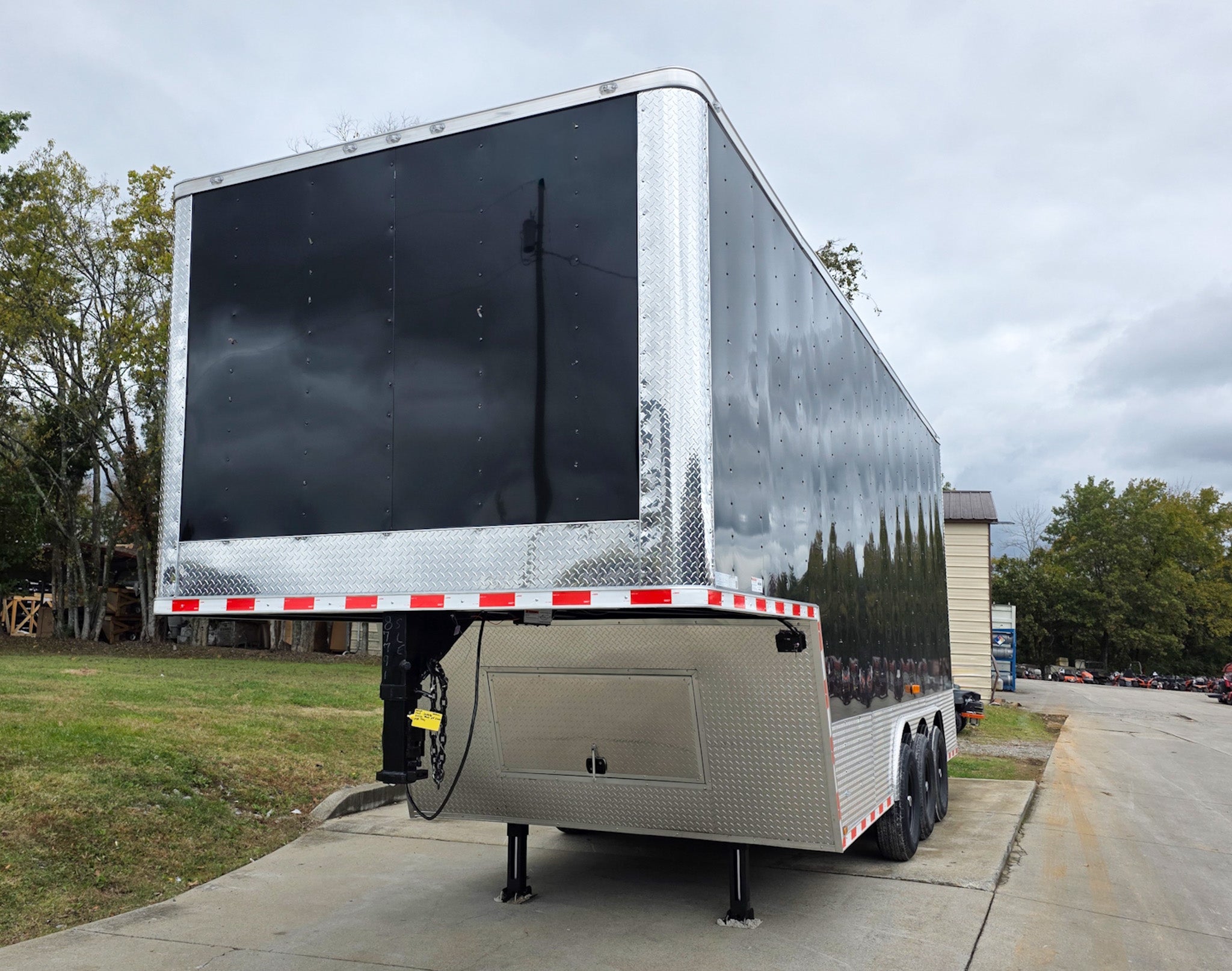 8.5X26 Gooseneck Enclosed Trailer with 9′ Interior (3) 7,000lb Axles - Image 3