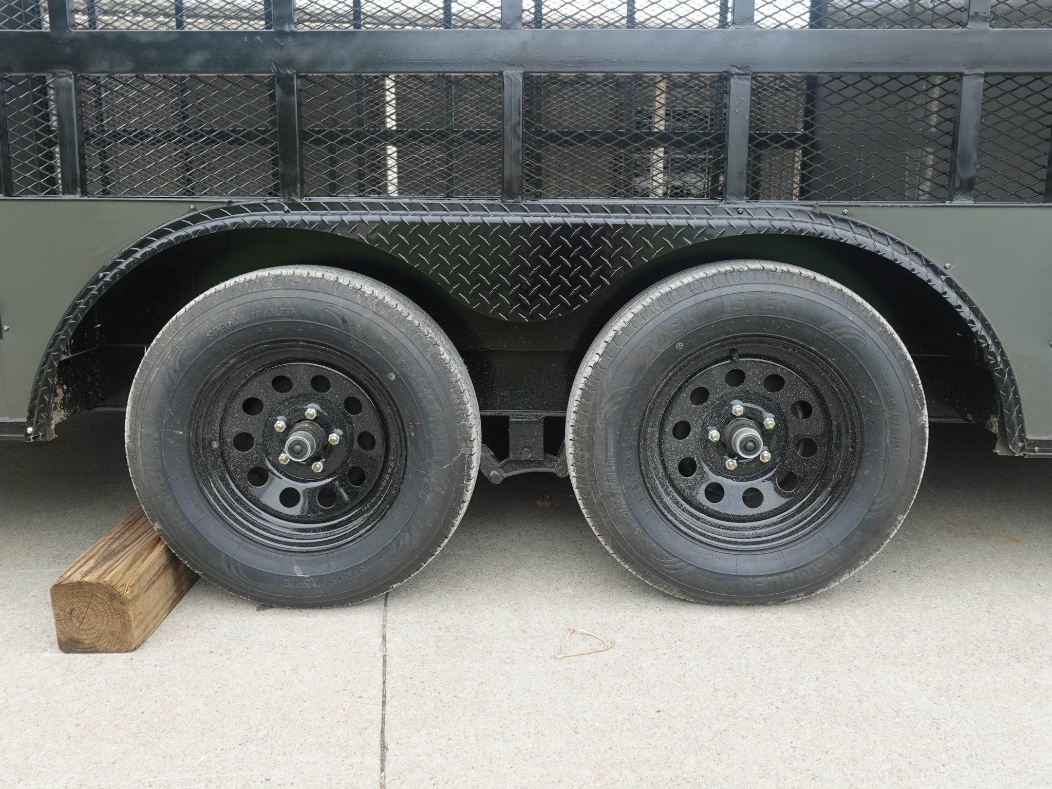 8.5×20 Charcoal Blackout Trim VNose Hybrid Enclosed Trailer Roof (2) 3500lb Axles 50 AMP Electrical Package - Image 7