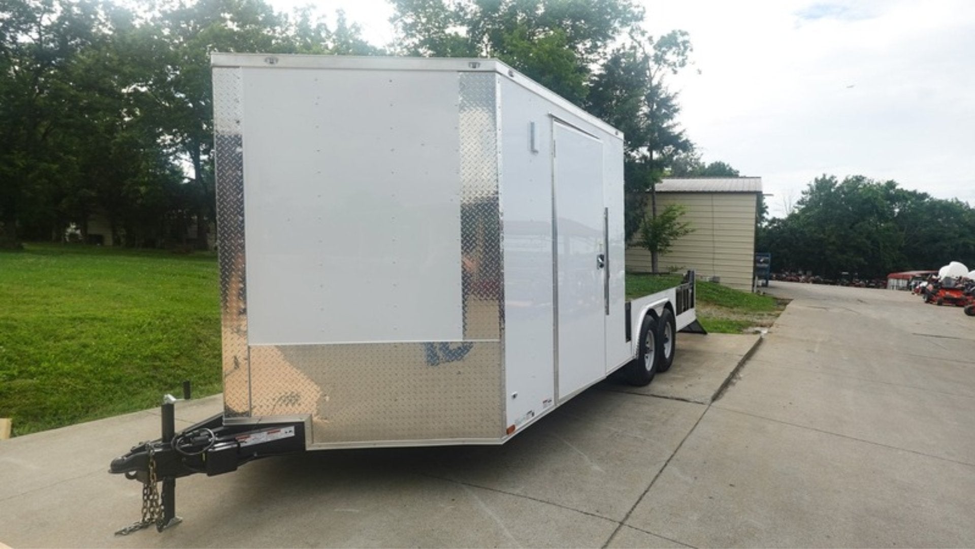 8.5′ x 20′ White V-Nose Hybrid Enclosed Trailer – Dual 7K Axles - Image 3