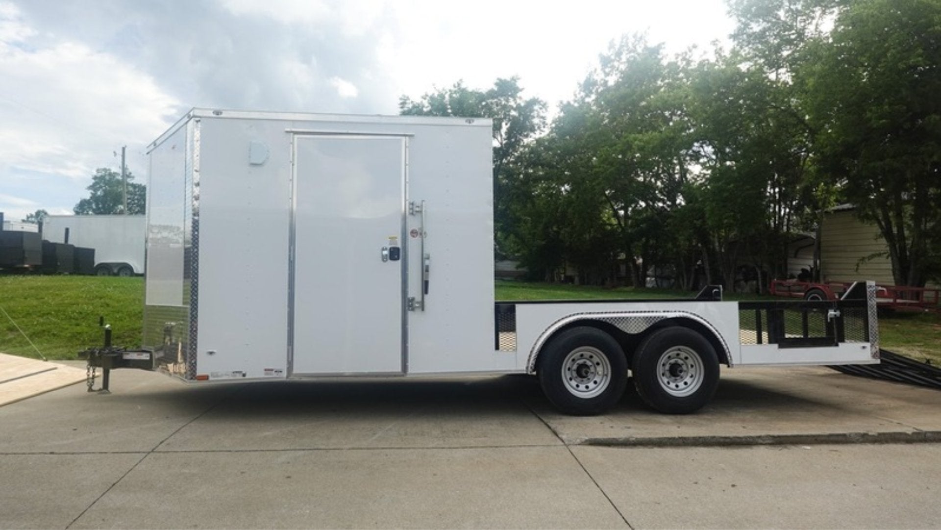 8.5′ x 20′ White V-Nose Hybrid Enclosed Trailer – Dual 7K Axles - Image 5