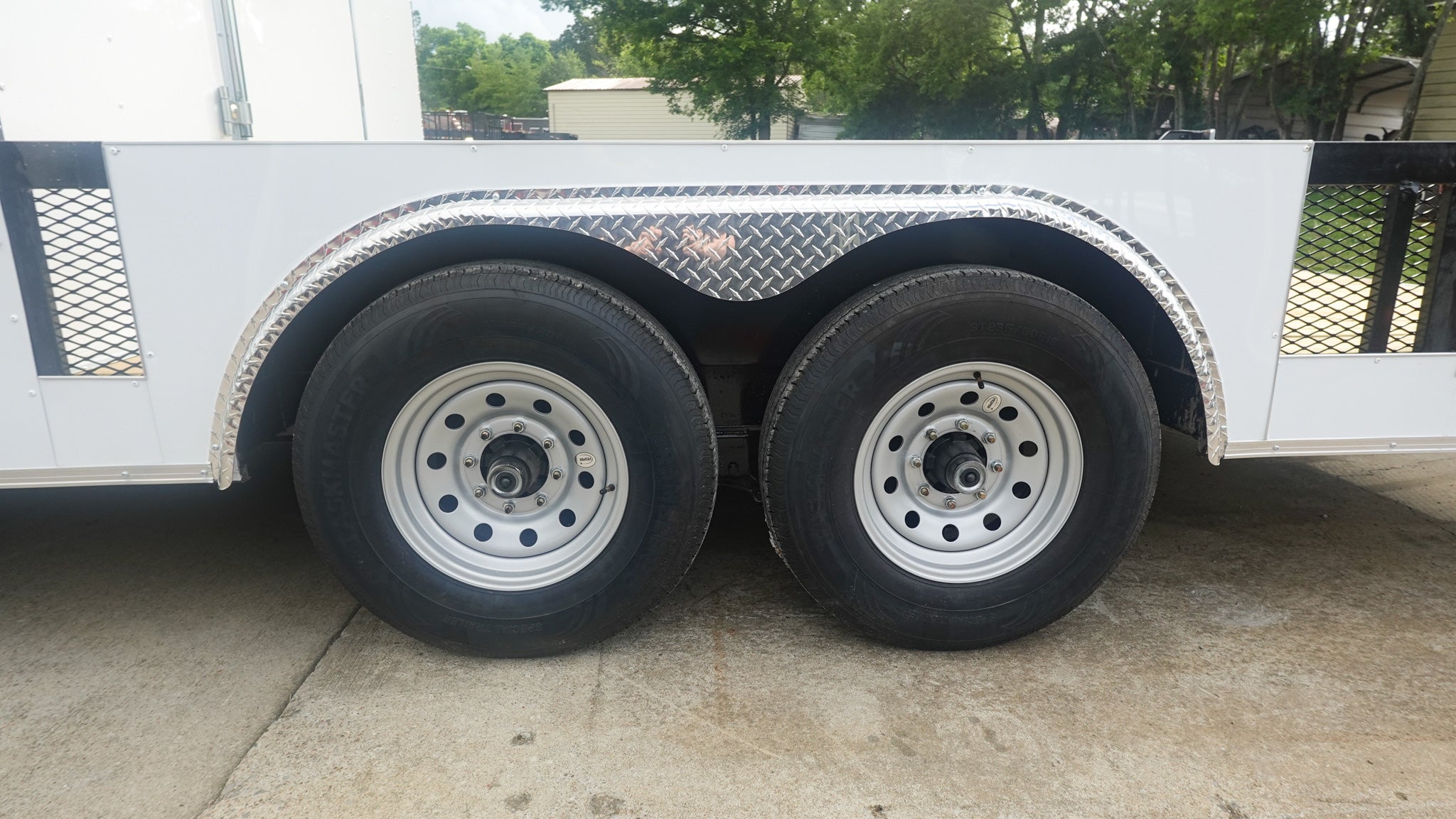 8.5′ x 20′ White V-Nose Hybrid Enclosed Trailer – Dual 7K Axles - Image 18