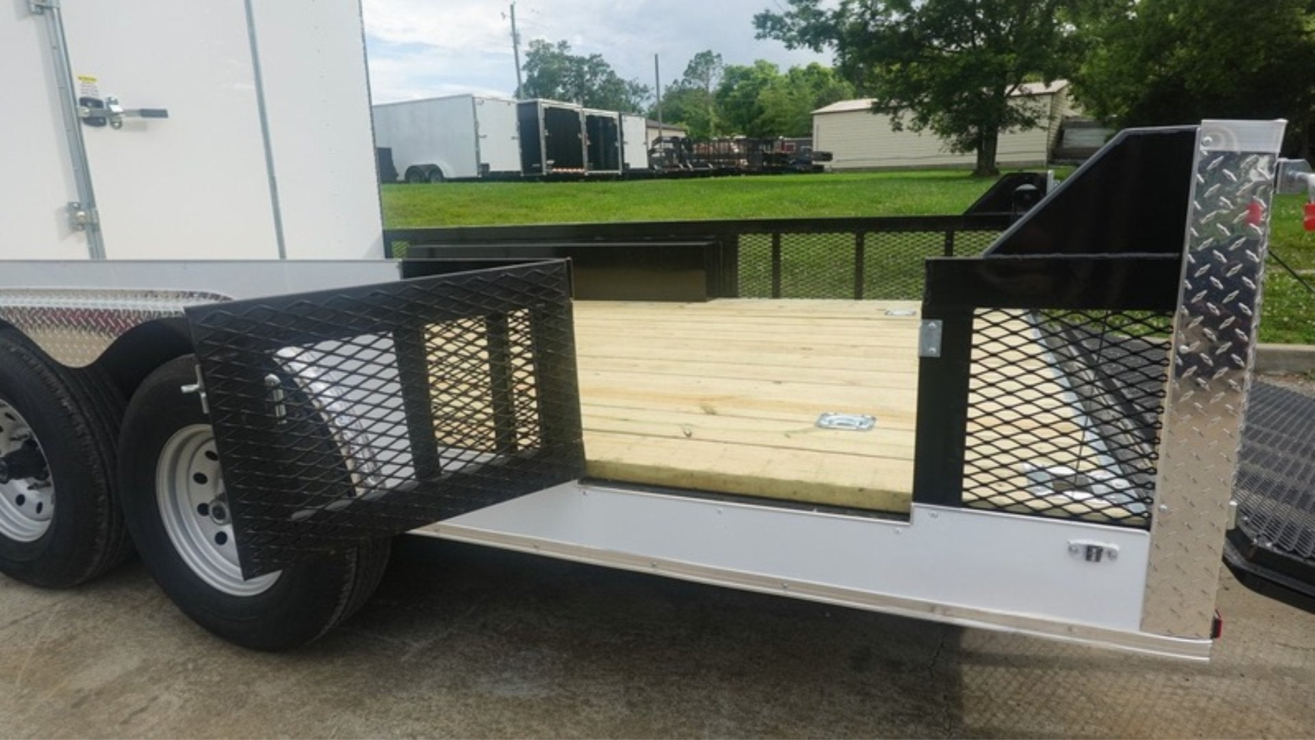 8.5′ x 20′ White V-Nose Hybrid Enclosed Trailer – Dual 7K Axles - Image 6