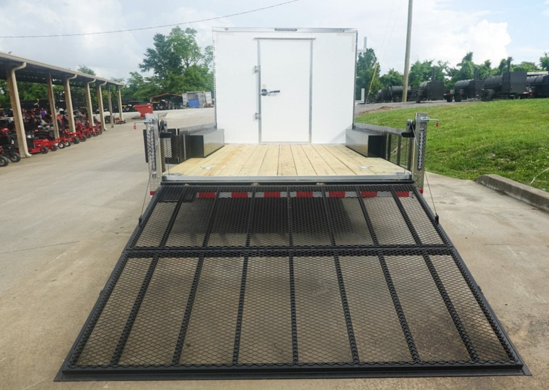 8.5′ x 20′ White V-Nose Hybrid Enclosed Trailer – Dual 7K Axles - Image 8