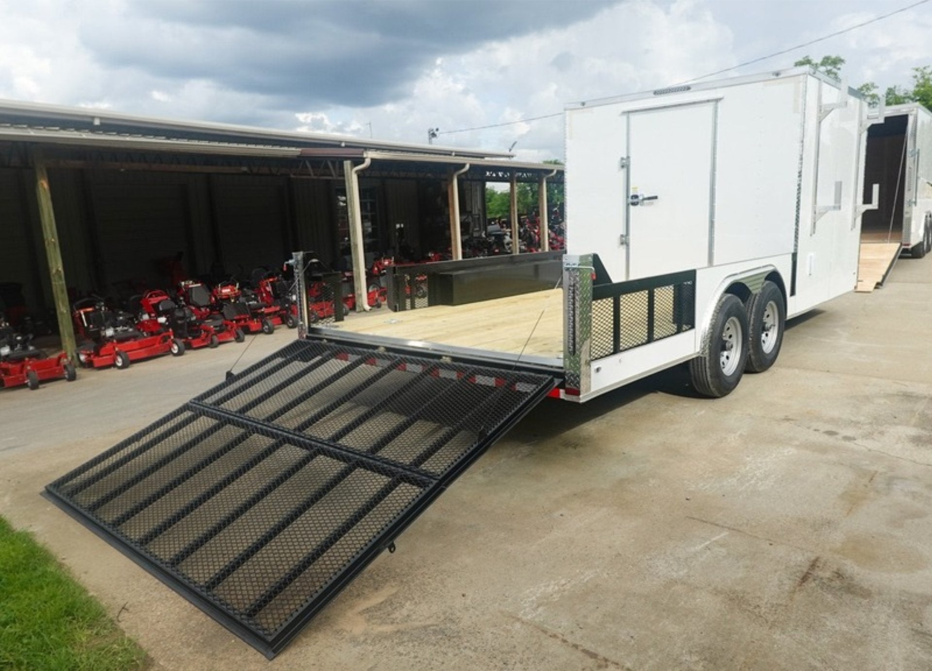 8.5′ x 20′ White V-Nose Hybrid Enclosed Trailer – Dual 7K Axles - Image 9