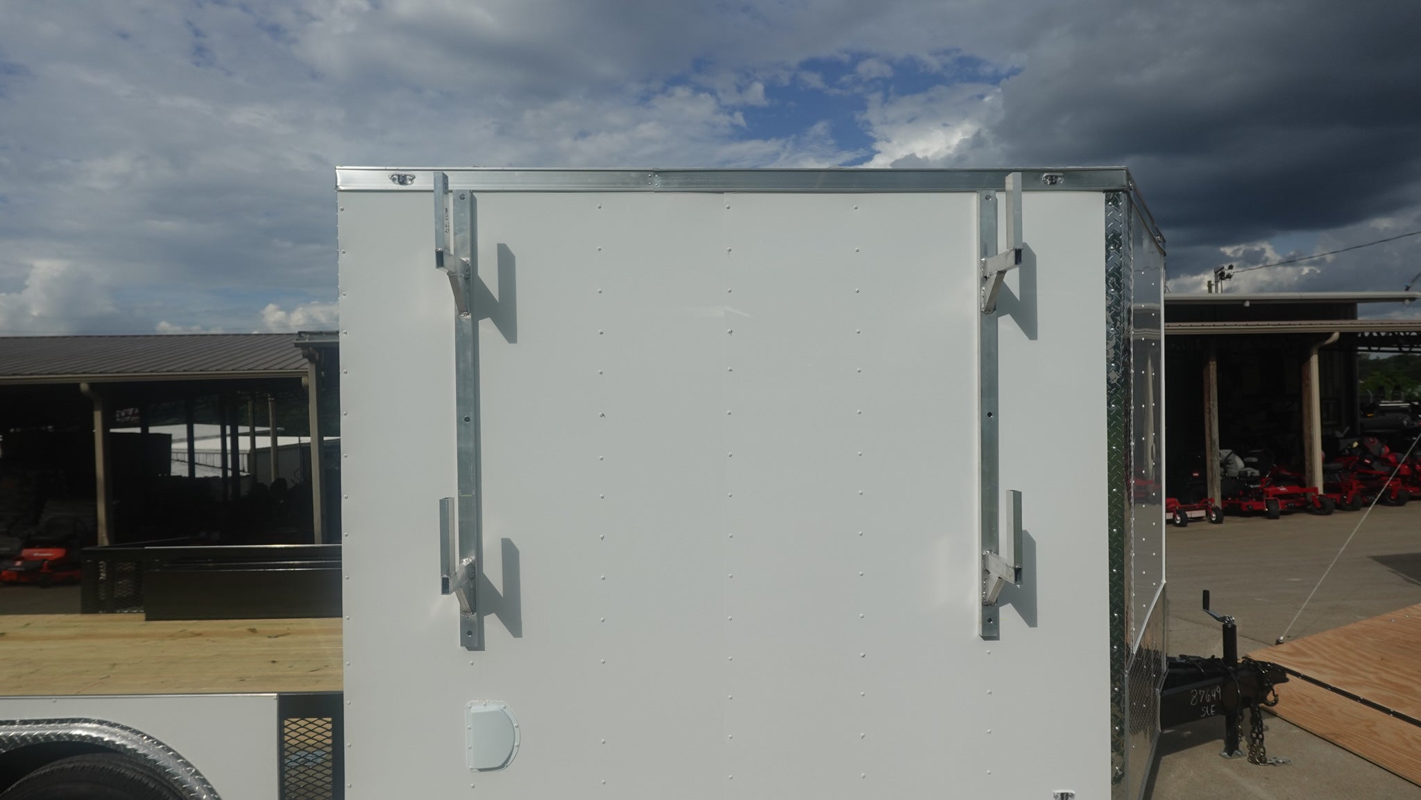 8.5′ x 20′ White V-Nose Hybrid Enclosed Trailer – Dual 7K Axles - Image 13