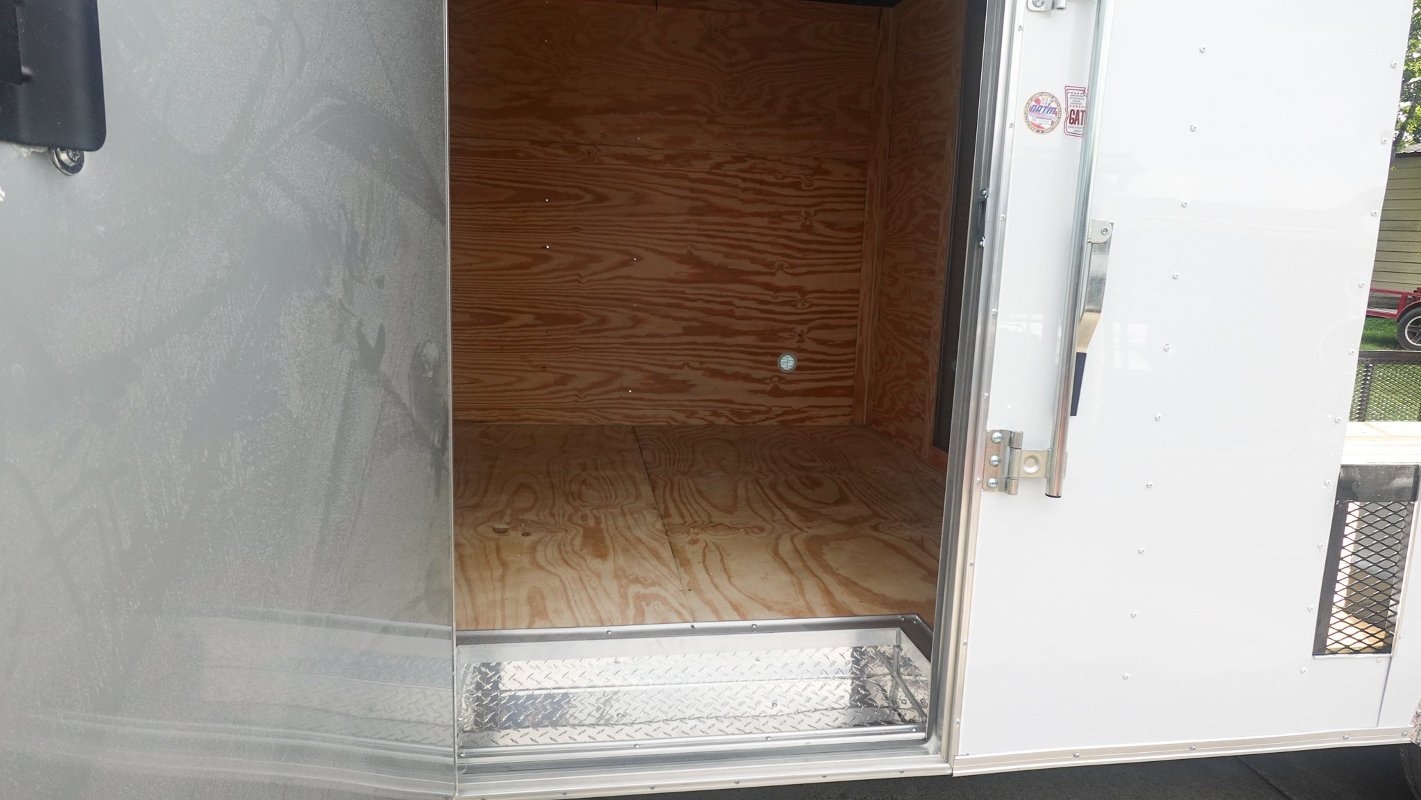 8.5′ x 20′ White V-Nose Hybrid Enclosed Trailer – Dual 7K Axles - Image 16