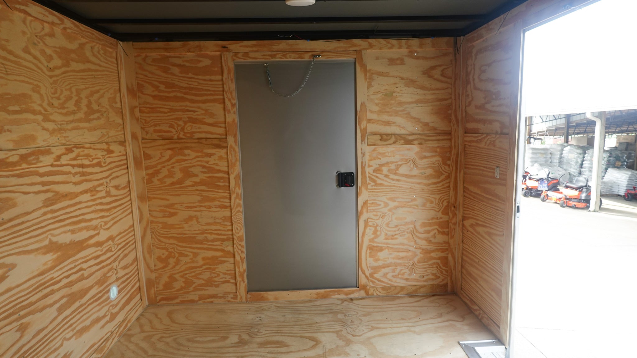 8.5′ x 20′ White V-Nose Hybrid Enclosed Trailer – Dual 7K Axles - Image 19