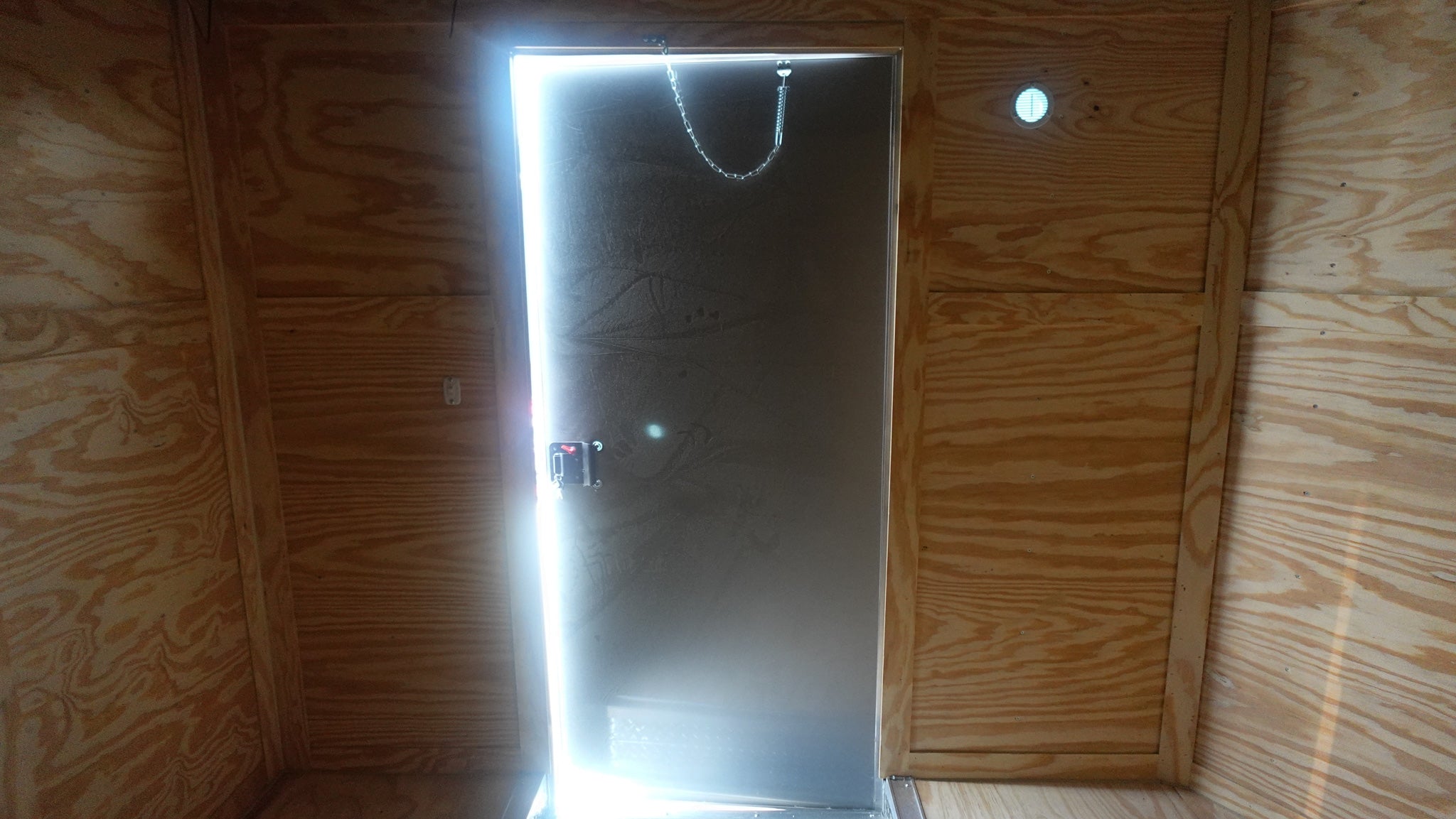 8.5′ x 20′ White V-Nose Hybrid Enclosed Trailer – Dual 7K Axles - Image 21