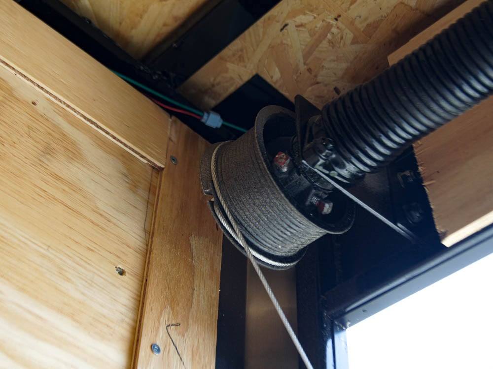 8.5×18 Blue V-Nose Slant Top Enclosed Trailer with Blackout Package - Image 32