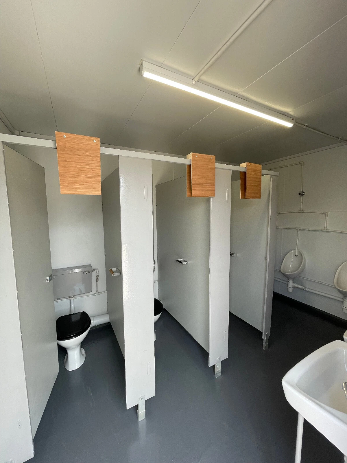 16ft x 9ft 3 + 1 toilet block - Image 4
